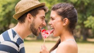Un couple lèche une sucette