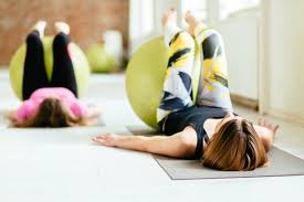 Faire du pilates avec un ballon