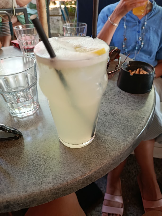 Boire une limonade en terrasse