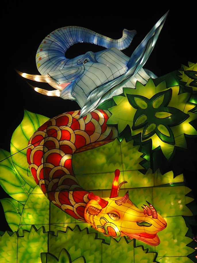 Un serpent dans un festival de lanternes