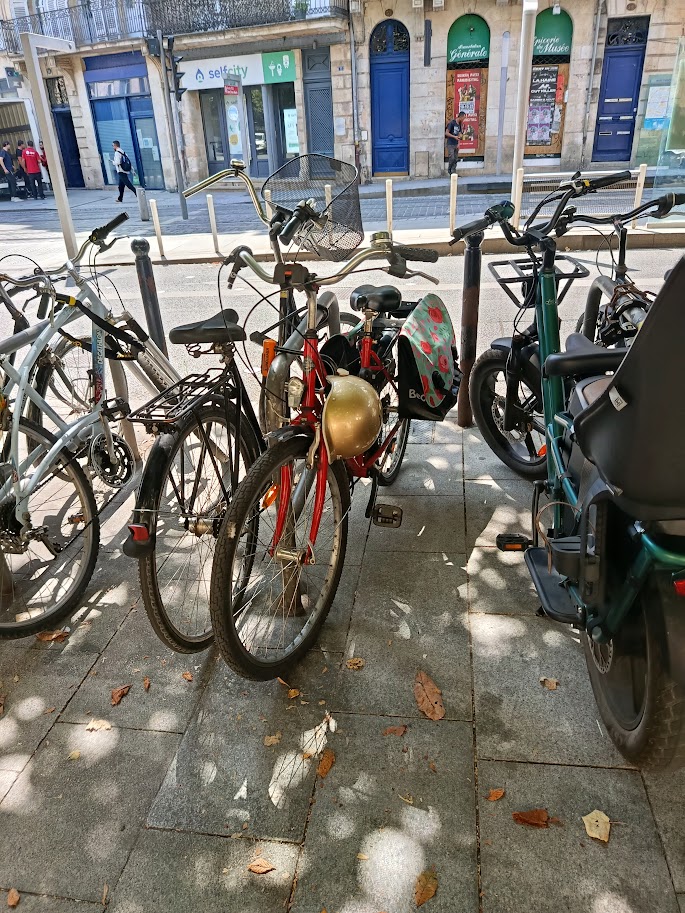 Mon vélo rouge garé dans Bordeaux