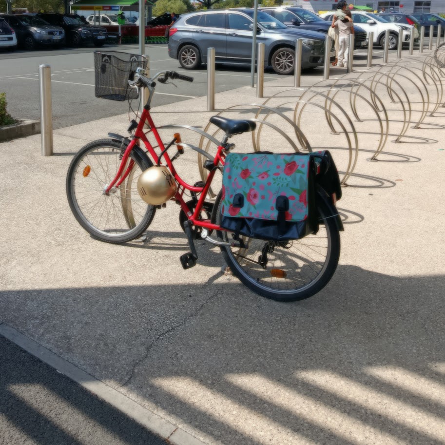 Vélo garé au supermarché