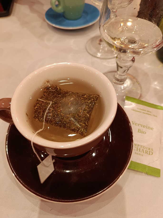 Une tasse de verveine