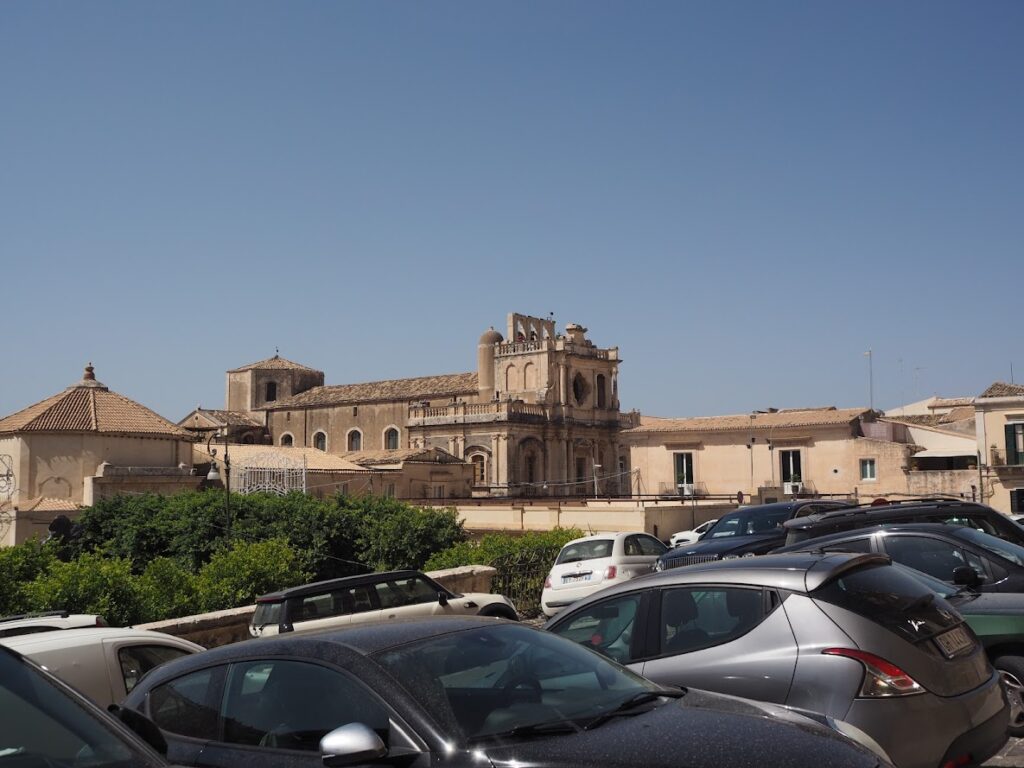 Un parking en plein coeur de Notto, Sicile