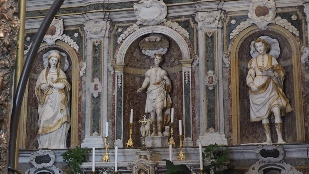 Statue flippante à San Vito Lo Capo, Sicile