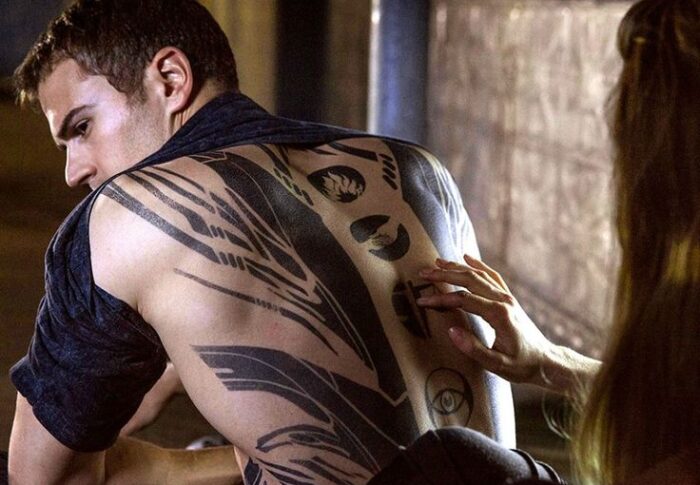 J’ai un grand secret, j’en ai fait un tatouage