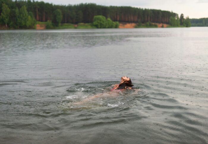 Nager à contre-courant ou se laisser porter ?